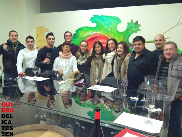 El equipo de Larautz Taller Gastronómico junto a Elena de Enológate y Pablo de Quiero Delicatessen.