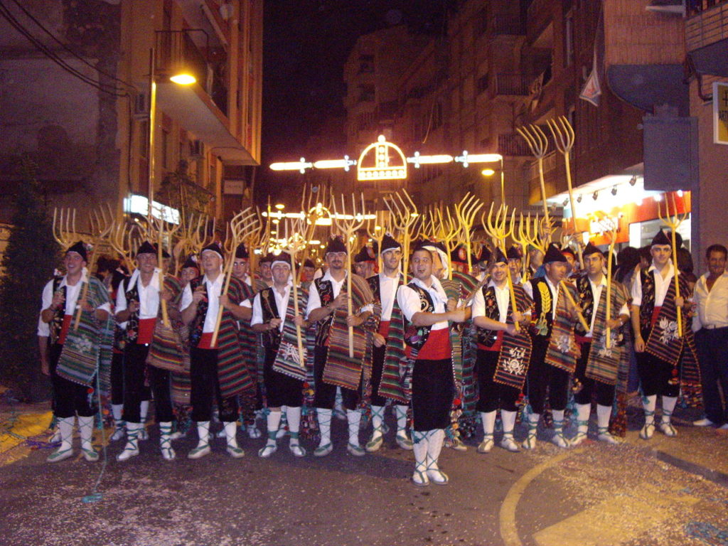 Comparsas de Villena y sus vinos en Quiero Delicatessen Villena