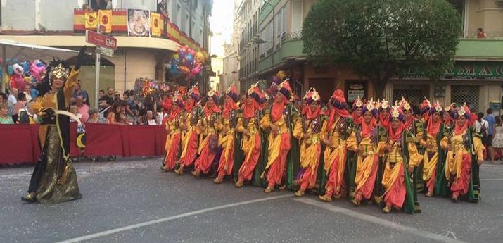 Comparsas de Villena y sus vinos en Quiero Delicatessen Villena