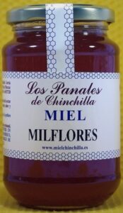 Fotografía donde se ve un bote de miel. MIEL LOS PANALES DE CHINCHILLA - MIEL - QUIERO DELICATESSEN VILLENA - ALICANTE - MIEL VILLENA - MIEL ALICANTE