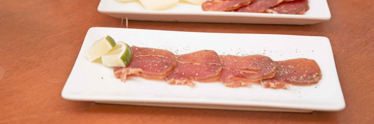 Fotografía de producto o de presentación de un plato con los productos Herpac.Salazones conservas y ahumados de Barbate - Herpac - Atun - atun rojo - mojama - hueva - cadiz - almadraba - quiero delicatessen - villena - alicante